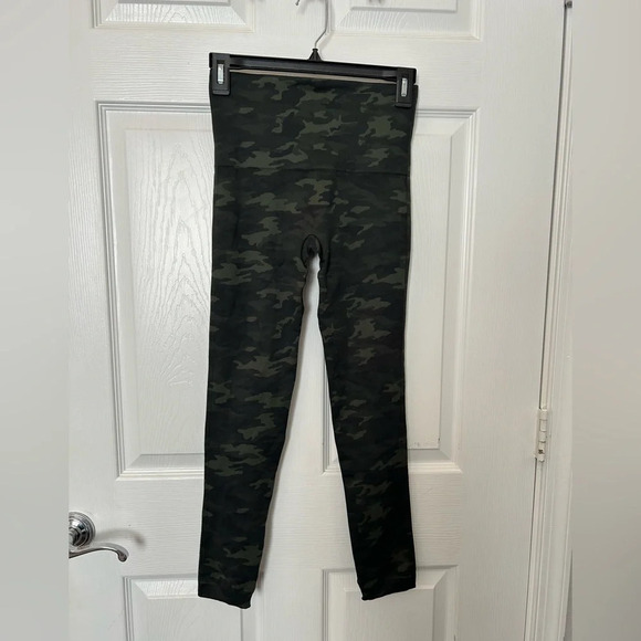. Spanx Leggings Seamless Green Camo Size M - Picture 3 of 4